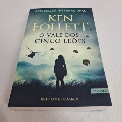 Capa do livro 'O Vale dos Cinco Leões' de Ken Follett com ilustração de paraquedistas