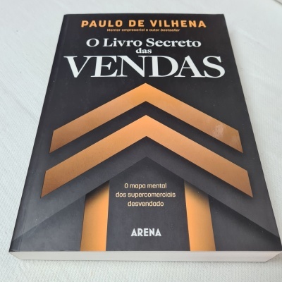 Capa de livro preto com detalhes laranja e texto branco de vendas