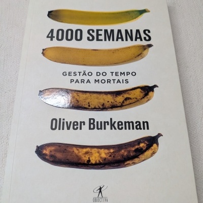 Capa do livro 4000 SEMANAS com imagens de bananas e texto em português.
