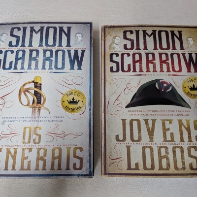 Duas capas de livros históricos em tons creme com ilustrações militares e textos em azul, vermelho e dourado