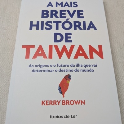 Capa do livro A MAIS BREVE HISTÓRIA DE TAIWAN com texto em azul e vermelho numa superfície clara