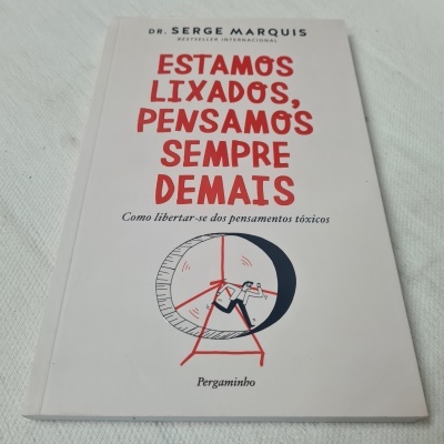 Capa de livro branco com título em vermelho e preto e ilustração de roda de hamster