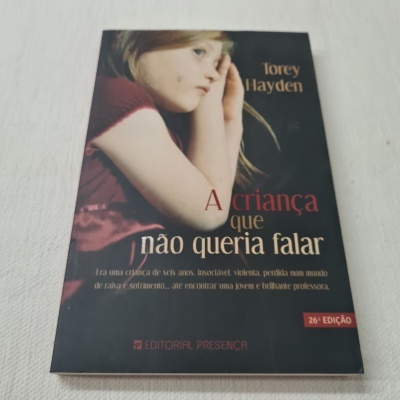 Livro 'A criança que não queria falar' com imagem de rapariga loira na capa