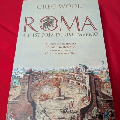 Livro ROMA A HISTÓRIA DE UM IMPÉRIO sobre tecido vermelho