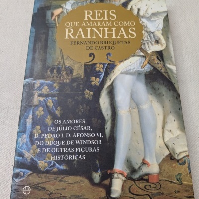 Capa de livro com título REIS QUE AMARAM COMO RAINHAS e pintura histórica com figura real.