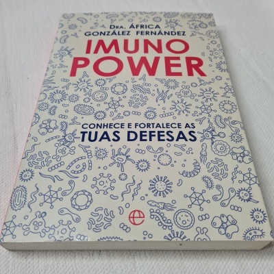 Capa de livro intitulada IMUNO POWER com ilustrações microscópicas azuis
