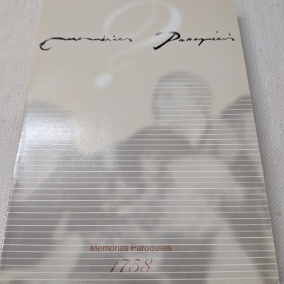 Livro Memorias Paroquiais 1758 com capa bege e cinza e linhas horizontais.