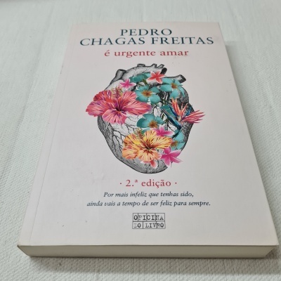 Livro 'é urgente amar' de Pedro Chagas Freitas com ilustração de coração e flores.