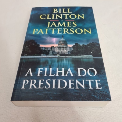 Livro 'A FILHA DO PRESIDENTE' com capa azul e imagem do Capitólio dos EUA