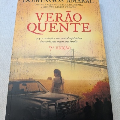 Capa de livro VERÃO QUENTE de Domingos Amaral com imagem de mulher junto a carro e ponte de fundo