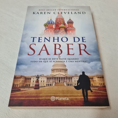 Capa de livro Tenho de Saber com imagens de símbolos de Rússia e EUA