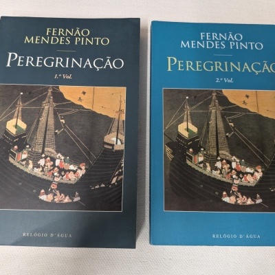 Capas de dois livros azuis com título Peregrinação e ilustração de navio antigo