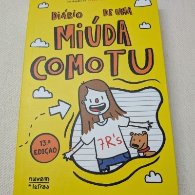Capa de livro amarelo com desenho de menina e cão e texto em português.