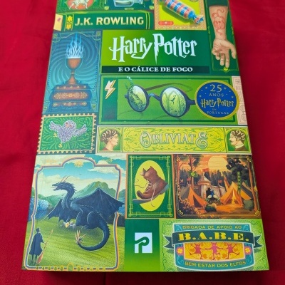 Capa do livro Harry Potter e o Cálice de Fogo colorida com várias ilustrações e textos