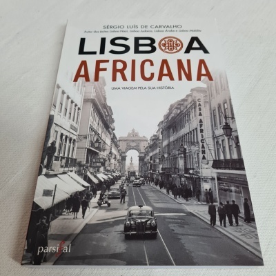 Capa do livro Lisboa Africana com fotografia a preto e branco de rua de Lisboa