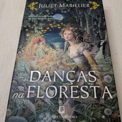 Capa do livro Danças na Floresta ilustrada com mulher em floresta à noite.