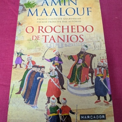 Capa de livro com personagens históricos e texto em vermelho e azul
