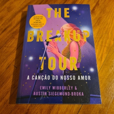 Capa do livro The Breakup Tour com ilustração de mulher loira a cantar num microfone