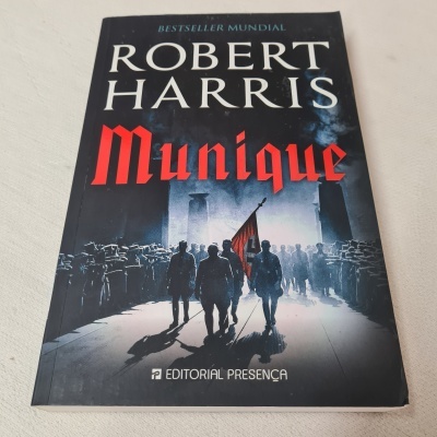Capa de livro Munique de Robert Harris com silhuetas e bandeira vermelha