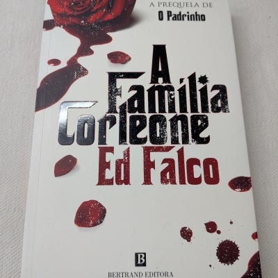 Capa de livro A Família Corleone com rosa vermelha e manchas de sangue