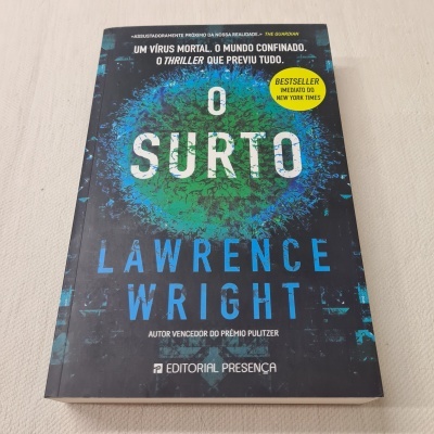 Capa do livro 'O Surto' de Lawrence Wright com tema viral em azul e verde