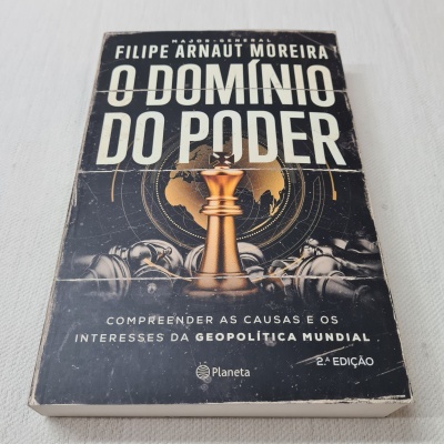 Capa do livro 'O DOMÍNIO DO PODER' com peça de xadrez rainha dourada em destaque