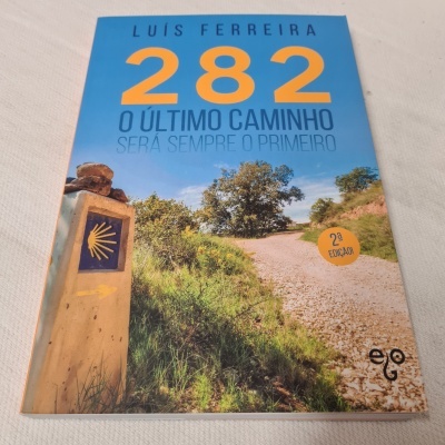 Livro '282 O Último Caminho Será Sempre O Primeiro' de Luis Ferreira com foto de trilho e marco do Caminho de Santiago