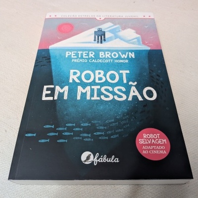 Capa do livro 'Robot em Missão' com fundo azul escuro e imagem de robot e peixes