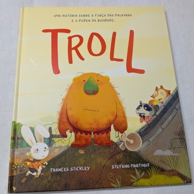 Capa de livro infantil ilustrada com um troll e animais, texto TROLL em vermelho