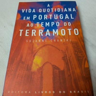 Capa de livro com título sobre vida cotidiana em Portugal no tempo do terramoto, cores laranja, azul e vermelho