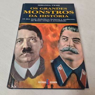 Capa de livro com imagens de Adolf Hitler e Joseph Stalin e título 'OS GRANDES MONSTROS DA HISTÓRIA'.