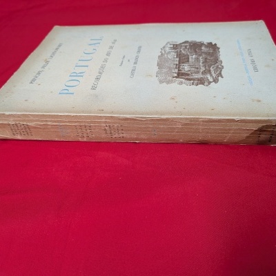 Livro antigo Portugal Recordações do Ano de 1912 sobre tecido vermelho