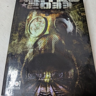 Capa de livro Metro 2033 com máscara de gás e túnel escuro