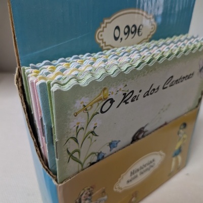 livros infantis em caixa azul e bege com texto O Rei dos Cantores
