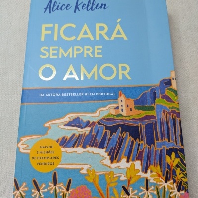 Capa do livro Ficará Sempre o Amor de Alice Kellen com ilustração de penhasco e flores