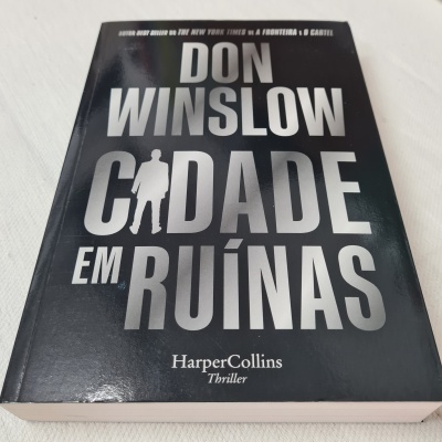 Capa de livro preto com título Cidade em Ruínas em letras prateadas