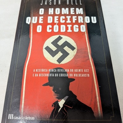 Capa do livro O Homem Que Decifrou o Código de Jason Bell com símbolo nazi e silhueta de homem