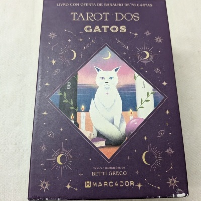 Caixa de tarot dos gatos com ilustrações místicas e gato branco