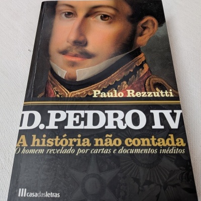 Capa de livro com pintura de retrato de homem e texto em português