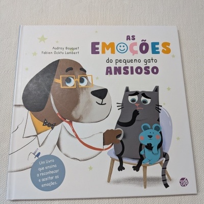 Capa de livro infantil sobre emoções com cão e gato ilustrados