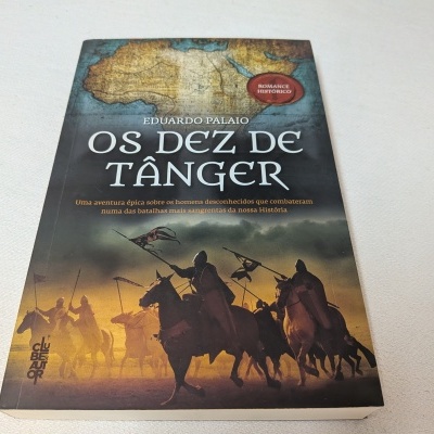 Livro Os Dez de Tânger com imagem de cavaleiros e mapa antigo na capa