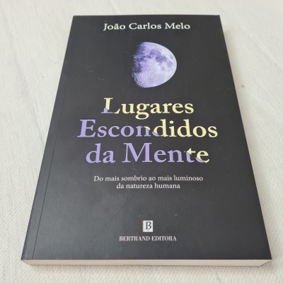 Livro Lugares Escondidos da Mente com lua na capa