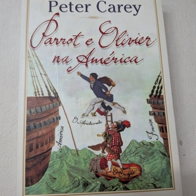 Livro Parrot e Olivier na América de Peter Carey com ilustração colorida na capa.