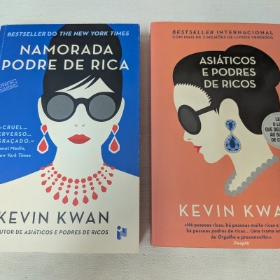 Capas de dois livros de Kevin Kwan, um azul intitulado Namorada Podre de Rica e outro rosa intitulado Asiáticos e Podres de Ricos.