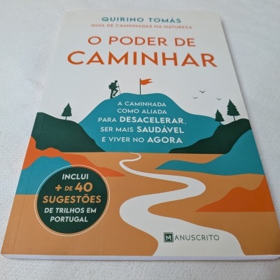 Capa do livro O Poder de Caminhar com ilustração de trilha entre colinas
