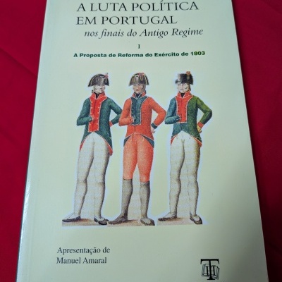 Capa de livro sobre política em Portugal no Antigo Regime com ilustração de soldados em uniformes históricos