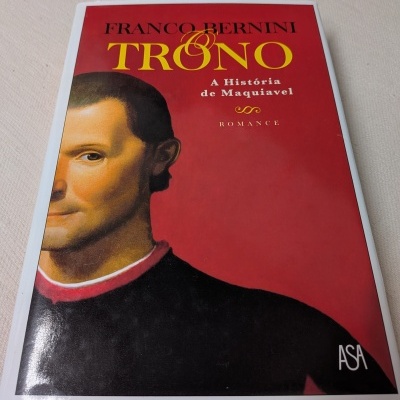 Capa de livro vermelha com retrato de homem e texto do título e autor