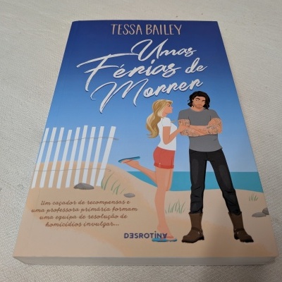 Capa de livro com ilustração de casal numa praia e título 'Uns Férias de Morrer'.
