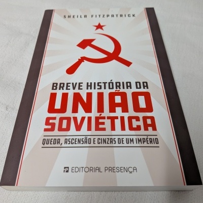 Livro sobre a União Soviética com símbolo da foice e martelo na capa