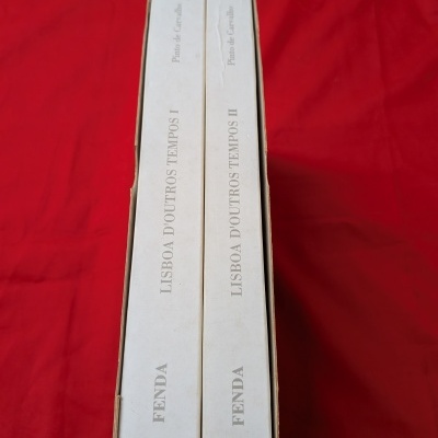 Dois livros brancos na caixa com texto LISBOA DOUTROS TEMPOS I e II